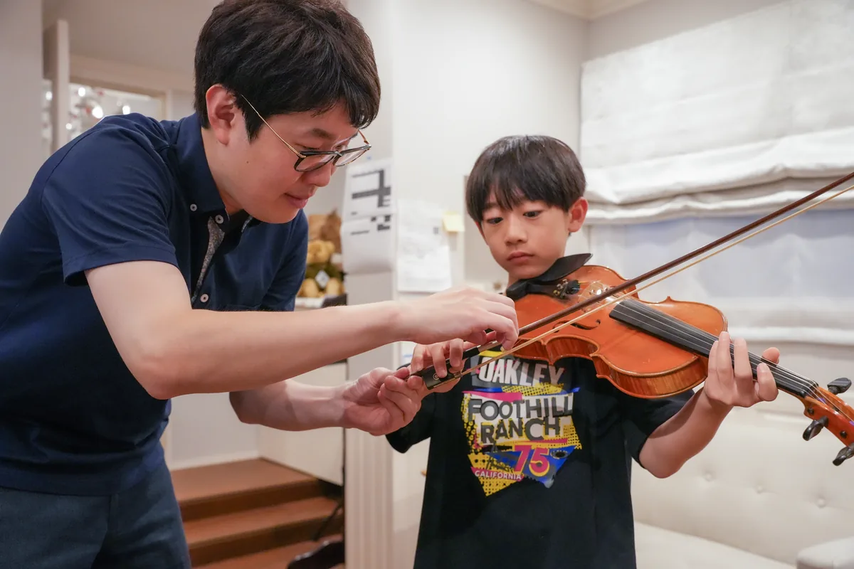 先生が男の子の構えを見守るレッスン